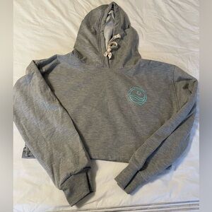 That Triathlon Life (TTL) women’s cropped sweatshirt.